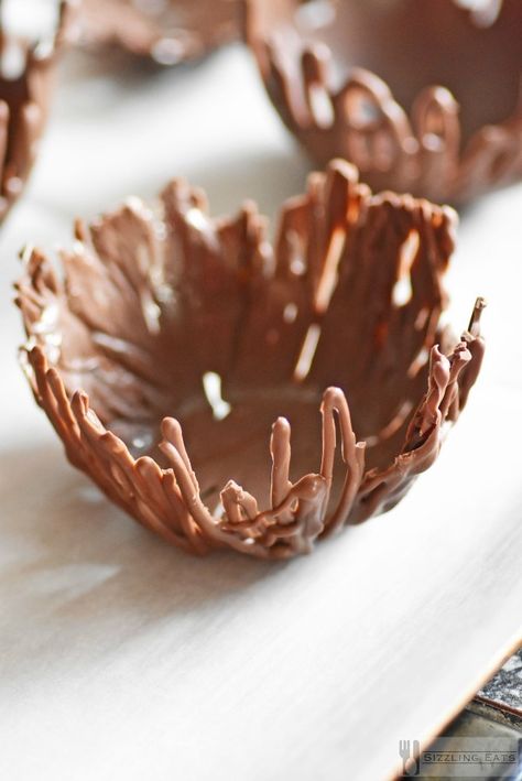 Chocolate Bird’s Nests & Easter Basket Stuffers https://www.sizzlingeats.com/chocolate-birds-nests/ Chocolate Birds Nest Recipe, Chocolate Birds Nest, Edible Bird's Nest, Easter Birds Nest, Fun Easter Treats, Chocolate Nests, Easy Easter Treats, Easter Party Food, Chocolate Bowls