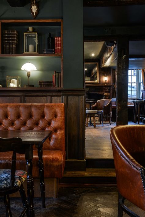 Irish Design Interior, English Pub Decor Ideas, Basement Arcade Ideas, Rustic Pub Interior Design, London Pub Aesthetic Interior, Pub Restaurant Interior, Pub Mirror Vintage, Pub Decor Ideas Interior Design, 1920s Bar Design