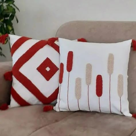 Punchneedle Pillow, Cushion Design Ideas, Christmas Crochet Ideas, Needle Cushion, Weaving Loom Diy, Cushion Embroidery, Cushion Designs, Simple Hand Embroidery Patterns, Crochet Cushion Cover