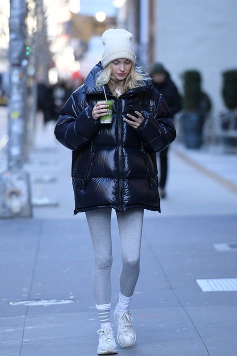 Style Black Puffer Jacket, Elsa Hosk Street Style, Elsa Hosk Outfits, Moncler Jacket Women, Elsa Hosk Style, Street Style Black, Estilo Hailey Baldwin, Mode Pop, Oversized Puffer Jacket