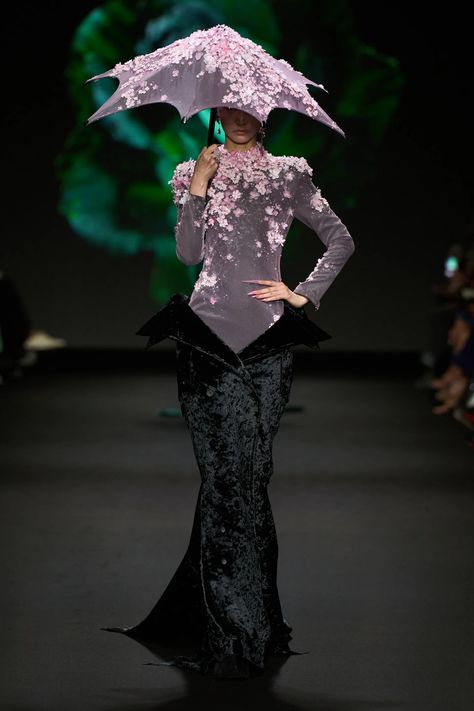 Avant Garde Fashion Couture, Robert Wun, Paris Fashion Week Runway, Extreme Fashion, Runway Fashion Couture, Collection Couture, Runway Outfits, Couture Mode, Fall Winter 2024