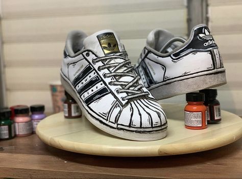 Painting On Adidas Shoes, Custom Adidas Shoes, Adidas Custom Shoes, Custom Adidas Superstar, Painted Adidas, Adidas Custom, Adidas White Shoes, Comics Style, Custom Sneakers Diy