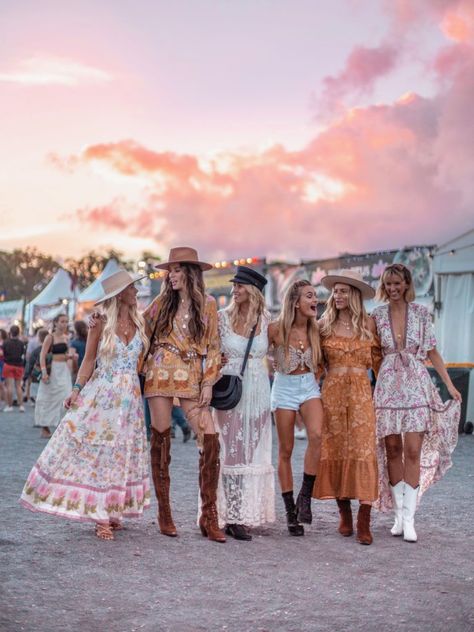 East Coast Blues Mode Coachella, Look Da Festival, Moda Coachella, Bohemian Schick, Looks Hippie, Look Hippie Chic, Coachella Party, Boho Festival Outfit, Festival Mode