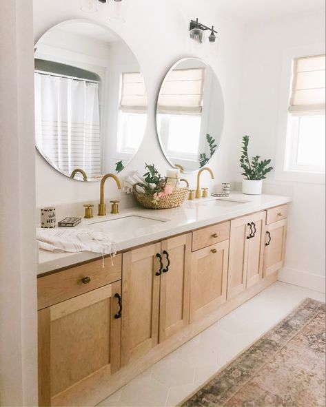 Mid Century Farmhouse Bathroom, Modern Half Bathroom Ideas, Modern Half Bathroom, Pedistal Sink, Farm Style Bathrooms, Modern Kids Bathroom, Mid Century Farmhouse, Century Farmhouse, Bathroom Reno