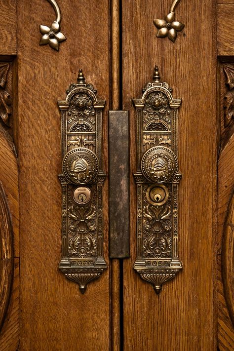 Salt Lake City Temple Temple Doors, Temple Door, Salt Lake City Temple, Slc Utah, Door Knobs And Knockers, Mormon Temples, Salt Lake Temple, Temple Pictures, Lds Art