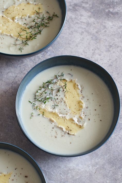 Christmas Soup, French Soup, Queso Brie, Creamy Cauliflower Soup, Cauliflower Soup Recipes, Creamy Cauliflower, Cauliflower Soup, 2023 Christmas, Fine Food