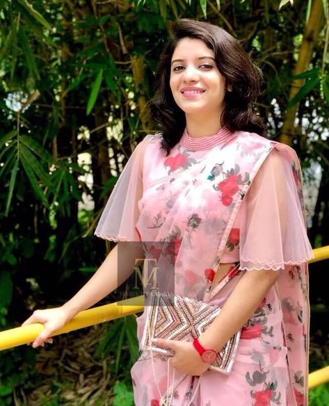 Simplicity at its best !!elaizamammen looking stunning in a floral print saree by @maria.tiya.maria  #collared blouse #with detailing in… Bell Sleeve Blouse Design, Sleeve Blouse Designs, Ruffle Blouse Designs, Outfit Ideas Wedding, Floral Print Saree, Partywear Sarees, Backless Blouse Designs, New Saree Blouse Designs, Traditional Blouse Designs