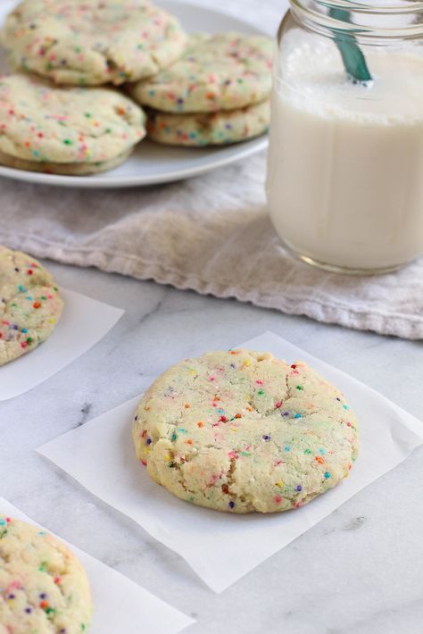 Soft-Baked Vegan Sugar Cookies Cookies With Sprinkles, Easy Vegan Cookies, Vegan Sugar Cookies, Easy Vegan Dessert, Vegan Cookies Recipes, Chips Ahoy, Soft Sugar, Vegan Sugar, Diet Vegetarian