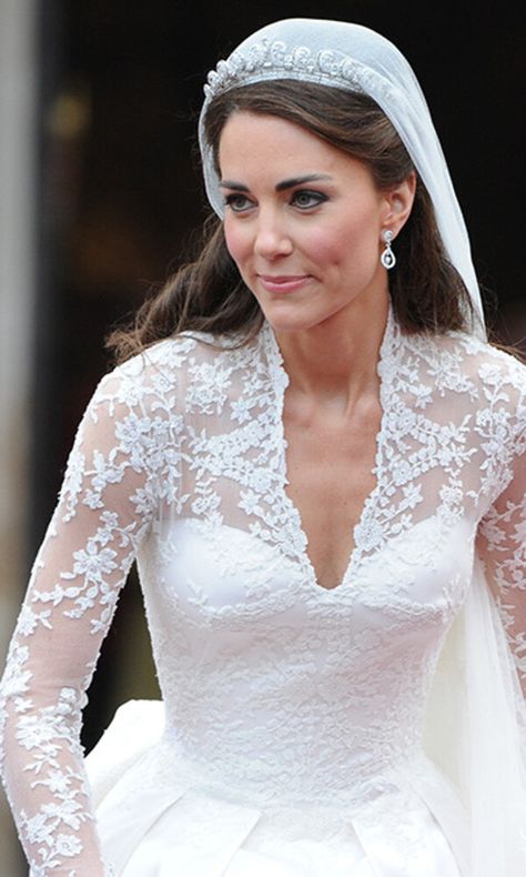 Kate Middleton's wedding dress from every angle – all the photos - Photo 3 Alexander Mcqueen Wedding Dresses, Kate Middleton Wedding Dress, Country Style Wedding Dresses, Princesa Elizabeth, Düşes Kate, Middleton Wedding, Kate Middleton Wedding, Prinz William, Kate Middleton Outfits