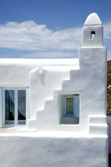 White Stucco Creates An Inspiring Vision 10 Greek White House, Cycladic Interior, Greek Homes, Santorini House, Greek Villas, Stucco Homes, Mediterranean Architecture, Greek House, Cob House