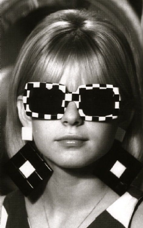 1960's Accessories: sunglasses were popular in the 1960s. Many popular shapes were round, square or even cat eye. Bright colors or op art inspired glasses were popular. Fashion 60s, Mode Retro, 60s 70s Fashion, Mary Quant, Fashion 1960s, Swinging Sixties, Sixties Fashion, Moda Retro, 60s Mod