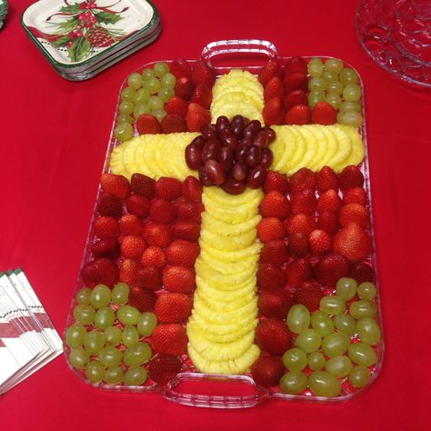 Fruit Cross. Family liked and turned out well.  Used blueberries in center of cross and half slices of orange around the rim, besides the grapes, pineapple and strawberries. Cross Veggie Tray, Cake Decorating Fruit, Conformation Ideas, Easter Fruit Tray, Appetizers Fruit, Fruit Cross, Watermelon Jello, Easter Fruit, Deco Fruit