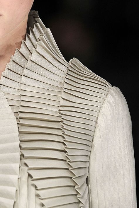 Fashion Design Inspiration, Origami Fashion, Accordion Pleats, Valentino Couture, Design Moda, Couture Sewing Techniques, Techniques Couture, Couture Mode, Hip Hip