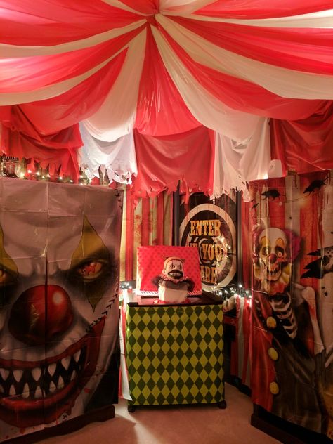 Scary clown circus tent room Use store bought door/wall coverings to cover the walls.  Use plastic table cloth on a roll in red & white to create tent top.  Fray edges.  Add scary clown props. Clowns Halloween Decorations, Scary Carnival, Spooky Wedding, Haunted Carnival, Creepy Halloween Party, Halloween Circus, Creepy Carnival, Halloween Office, Carnival Decorations