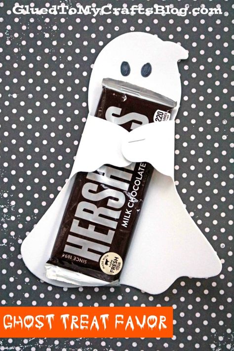 Turn inexpensive ghost shapes from Dollar Tree into Halloween party favors! Just staple at the hands and secure a candy bar in the center with a glue dot. Find more ideas in our ghost themed roundup! Handmade Halloween Treat Bags, Halloween Candy Wrapping Ideas, Easy Halloween Party Favors, Halloween Treat Bag Ideas For Adults, Ghost Candy Holder, Boo Treats Ideas, Halloween Candy Craft Ideas, Ghost Treats Halloween, Creative Candy Ideas