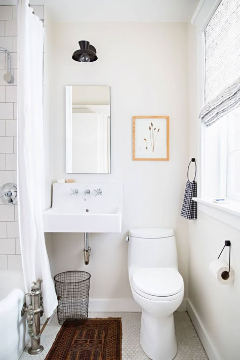 Minimalist Bathroom With Neutral Color Scheme And Hexagonal Floor Tiles White Tiny Bathroom, Contemporary Small Bathrooms, Tiny Home Bathrooms, Beach Style Bathroom, Bathroom Toilet Paper Holders, Serene Bathroom, Compact Bathroom, Bathroom Farmhouse Style, Steel Bathroom