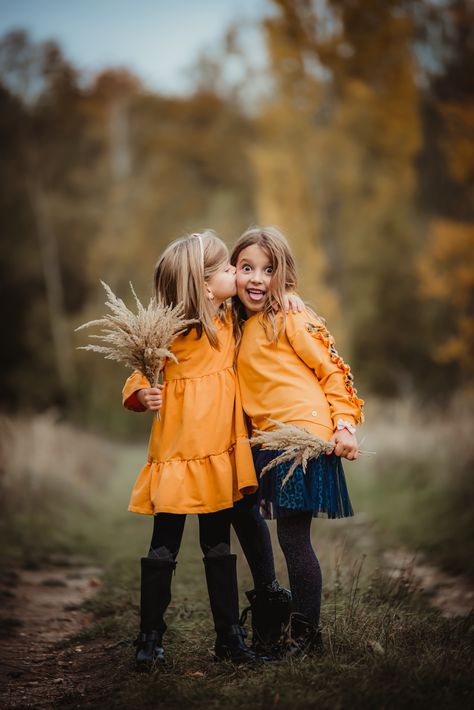 Twin Sisters Photoshoot Poses, Fall Pictures Sisters, Sisters Photoshoot Poses Kids, Little Sisters Photoshoot, Twin Photoshoot Sisters, Sibling Fall Photoshoot, 3 Sister Photoshoot, 2 Sisters Photography, Twin Sisters Photography