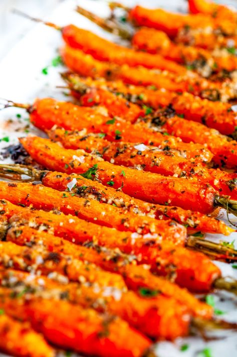 Garlic Parmesan Roasted Carrots - Just 5 minutes of prep and bake for 30 minutes for the perfect cheesy garlic roasted carrot side dish! From aberdeenskitchen.com #garlic #parmesan #roasted #carrots #vegetarian #glutenfree #sidedish #thanksgiving #christmas #holidays #recipe #easy #quick #30minute Parmesan Roasted Carrots, Carrot Side Dish, Recipe Easy Quick, Carrots Side Dish, Roasted Carrots Recipe, Roasted Carrot, Baked Carrots, Thanksgiving Cooking, Fresh Oregano