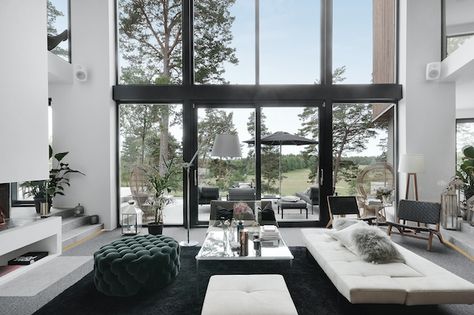 An amazing white home by a Swedish blogger Villa Home, High Ceiling Living Room, House Paint Interior, Interior Design Per La Casa, Scandinavian Interiors, Modern Loft, Hus Inspiration, Luxury Homes Interior, Design Del Prodotto