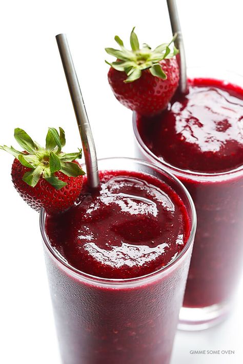 This frozen sangria recipe is quick and easy to make, easy to customize, and perfectly refreshing and delicious! Frozen Sangria, Yummy Summer Cocktails, Red Wine Sangria, Sommer Mad, Wine Slushie, Thirst Trap, Gimme Some Oven, Vodka Drinks, Sangria Recipes