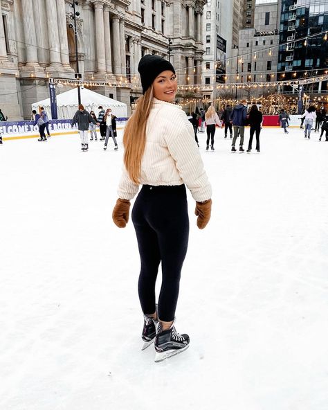 Indoor Ice Skating Outfit, Ice Rink Outfit, I’ve Skating Outfit, Ice Skating Outfit Date, Ice Skating Outfit Aesthetic, Cute Ice Skating Outfit, Skating Date Outfit, Ice Skating Date Outfit, Ice Skating Fits