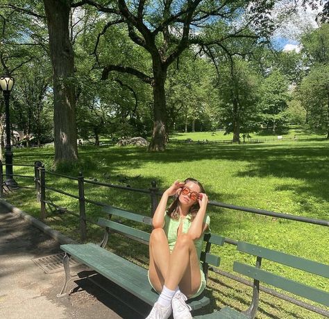 Summer Park Photoshoot, Insta Photo Ideas Spring, Backyard Picture Ideas Instagram, Park Selfie Ideas, Spring Instagram Pictures Photo Ideas, Backyard Instagram Pictures, Park Bench Photoshoot, Botanical Garden Instagram Pictures, Park Outfit Ideas Spring