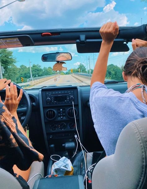 Best Road Trip Songs, Trip Songs, Couple In Car, Road Trip Songs, Travel Playlist, Travel Songs, Singing In The Car, Editor Video, Carpool Karaoke