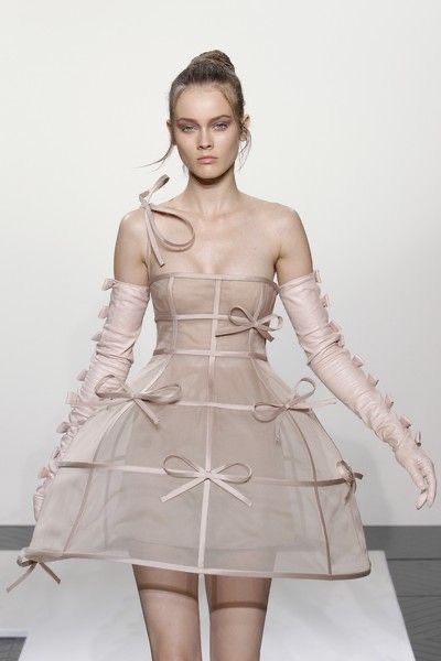 Scrap Fashion, 2010 Runway, Valentino Haute Couture, Runway Outfits, Ballet Fashion, Runway Pictures, Fashion Sketches, Couture Fashion, Pretty Dresses