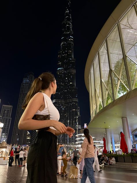 Dubai Mall Outfit, Burj Khalifa Outfit Ideas, Outfit For Mall, Dubai Aesthetic Outfits, Melisa Core, Dubai Money, Dubai Ootd, Dubai Picture Ideas, Dubai Outfits Ideas