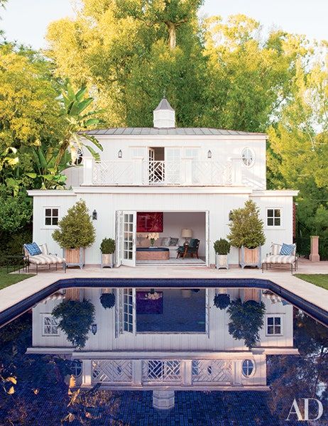 22 Poolhouse Ideas & Design Inspiration | Architectural Digest Guest Pool House, Carriage House Apartments, Pool Guest House, Granny Flats, Pool House Plans, Beverly Hills Houses, Guest Houses, Property Design, Casa Exterior