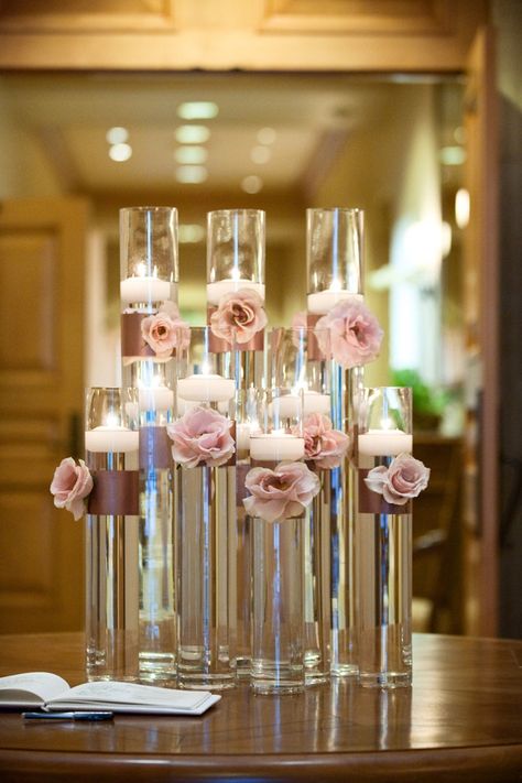 DIY 13 Vases With Flowers, Inexpensive Centerpieces, Diy Floating Candles, Floating Candle Centerpieces, Tafel Decor, Deco Rose, Rose Centerpieces, Ge Bort, Dusty Rose Wedding