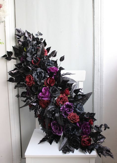 Goth Flower Wall, Gothic Wedding Ceremony Decor, Gothic Wedding Color Schemes, Halloween Wedding Arch, Gothic Wedding Arch, Gothic Wedding Centerpieces, Goth Flowers, Halloween Wedding Decor, Halloween Wedding Reception