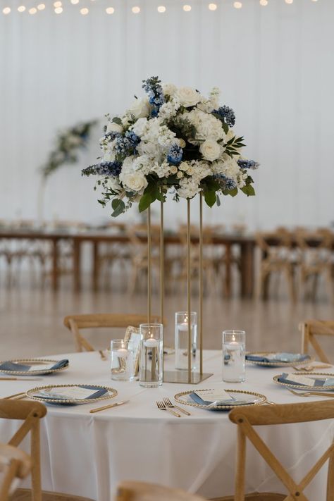 Navy Blue Flower Centerpieces, Blue Decorations Wedding, Dusty Blue Centerpieces, Wedding Table Flower Arrangements, Coconut Wedding, Affordable Wedding Ideas, Blue Flower Centerpieces, Wedding Centerpieces Elegant, Classic Wedding Decor