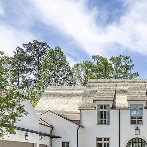 Atlanta Homes & Lifestyles on Instagram: "Clad with stucco accented by a cedar shake roof and steel-framed windows and doors, the three-level abode that @williamtbaker1 designed as the 2023 @southeasternshowhouse combines traditional and contemporary elements in a fresh way that’s ideal for a modern lifestyle. He collaborated closely with building project manager Vern Vanderkleed of @beneckihomes to design the interior architecture and with @sourceatl to select the finishes, zeroing in on an upd Framed Windows, Plant Palette, Stucco Siding, Cedar Shake Roof, Cedar Shake, Shake Roof, Cedar Roof, Cedar Shakes, Stucco Homes