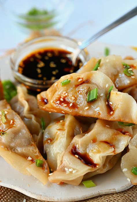 Chicken Dumpling Filling, Chicken Pot Stickers Recipe, Chicken Potstickers, Pot Stickers Recipe, Asian Sides, Catering Recipes, Vegetarian Dumpling, Potstickers Recipe, Crab Rangoons