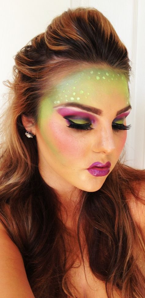 Green Mermaid Eye Makeup, Alien Eyes Makeup, Cute Alien Makeup Easy, Green Alien Makeup Pretty, Cute Alien Makeup Halloween, Alien Make Up Easy, Turtle Makeup Ideas, Alien Makeup Green, Monster Makeup Pretty