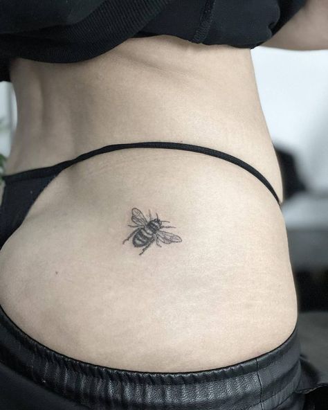 Cheek Tattoo, Hand Poked Tattoo, Poke Tattoo, Bee Tattoo, Hand Poke, Art Body, Little Tattoos, Simplistic Tattoos, Small Detail