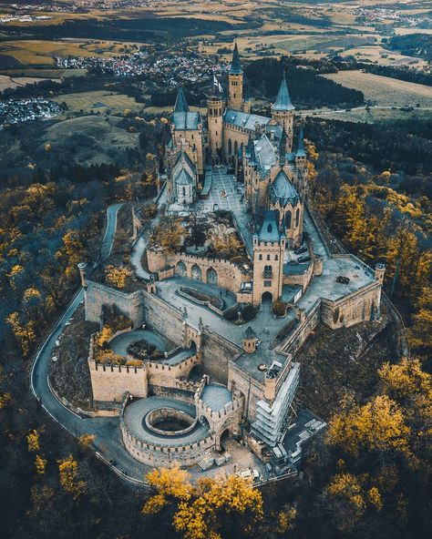 Top 5 Dazzling Castles You Must See In Germany - UNESCO Heritage   Explore the myths in their origins and enjoy the captivating medieval architecture of the most famous castles in Germany. Dunia Disney, Hohenzollern Castle, Medieval Architecture, Castle Aesthetic, Famous Castles, Germany Castles, Castle House, Chateau France, Fantasy Castle