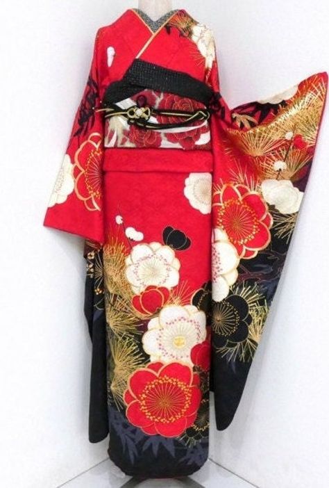 Japanese Kimono Dress, Kimono Modern, Gold Thread Embroidery, Embroidery Traditional, Furisode Kimono, Japanese Traditional Clothing, Cute Kimonos, Red Kimono, Kimono Japan