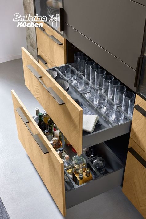 Discover clever storage space solutions that can be flexibly adapted to your needs. The house bar and the cupboards underneath offer optimum space for glasses and fine alcoholic beverages. Basement Redesign, Alcohol Cabinet, Alcohol Storage, Drinks Station, Kitchen Organiser, Bar Drawer, Glass Cupboard, Home Bar Areas, Bar Cabinets