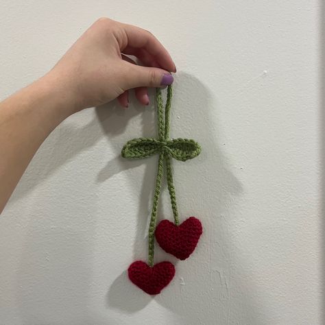 Cute Things To Crochet For Your Boyfriend, Crochet Project For Boyfriend, Boyfriend Crochet Gift Ideas, Things To Crochet For Valentines Day, Crochet Keychains Easy, Crochet For Girlfriend, Couple Crochet Gifts, Crochet Projects For Friends, Mini Valentines Gift Ideas