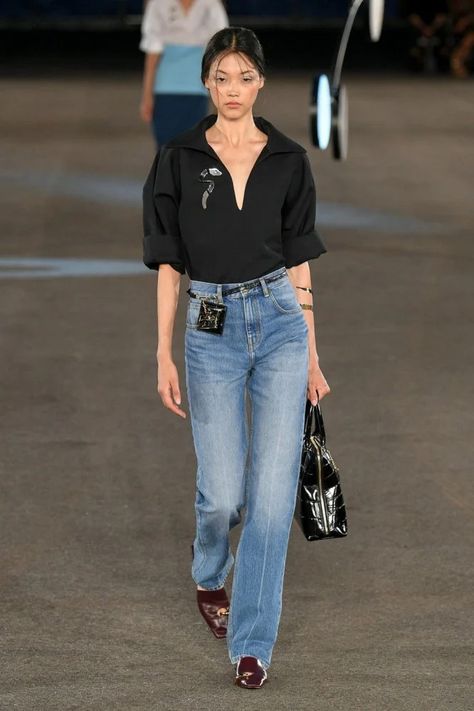 Spring 2023 Ready To Wear, 2023 Ready To Wear Collection, Fun Clothing, 2023 Ready To Wear, Outfit Jeans, Simple Outfit, Jean Trends, Spring Fashion Trends, Denim Details