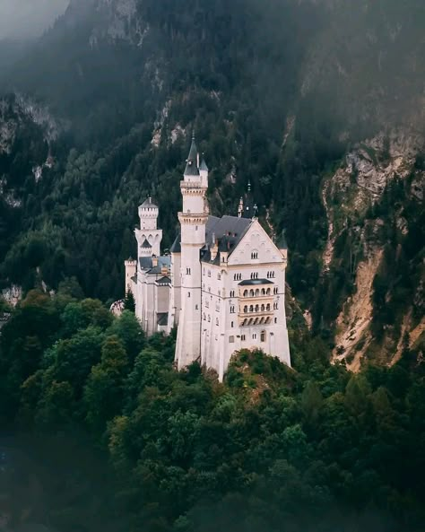 Neuschwanstein Castle Aesthetic, Germany Castles Neuschwanstein, Nordic Castle, Split Germany, Mountain Castle, Watercolor Reference, Castle Mountain, Twelve Kingdoms, Castle Project