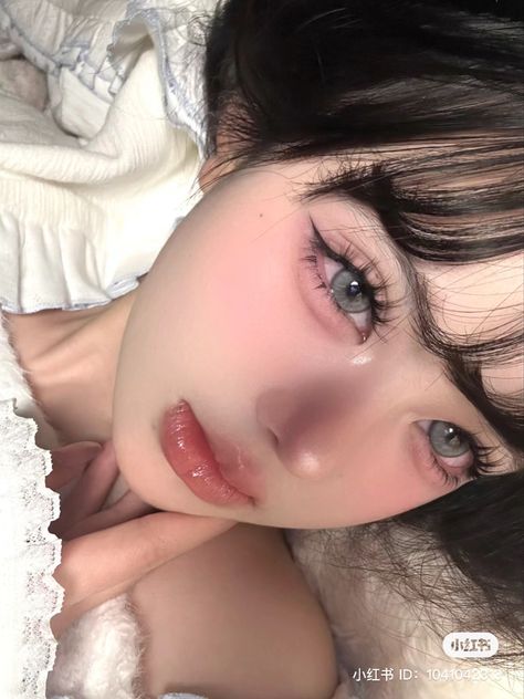 Anime Style Eyes, Anime Eye Makeup, Asian Makeup Looks, Realistic Eyes, Vibrant Makeup, Makeup Tip, Douyin Makeup, Soft Makeup Looks, Doll Eye Makeup