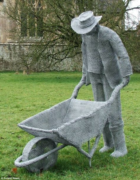 made with chicken wire Sculptures Sur Fil, Chicken Wire Sculpture, Chicken Wire Art, Chicken Wire Crafts, Konst Designs, Cement Art, Garden Art Sculptures Diy, Garden Deco, Garden Artwork