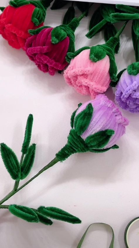 Rose Pipe Cleaner, Pipe Cleaner Rose Tutorial, Rose Pipe Cleaner Flowers, Pipe Cleaner Roses, Chenille Stem Crafts, How To Pipe Roses, Homemade Flowers, Pipe Cleaner Flowers, Piping Flowers