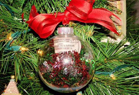 Christmas Money Gift Ideas, Christmas Money Ideas, Creative Ways To Gift Money, Creative Ways To Give Cash, Ways To Gift Money, Money Gifting, Money Gifts Christmas, Gift Money Holder, Diy Christmas Baskets