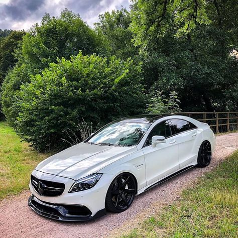 2014 Mercedes-AMG C218 CLS 63 S Engine: 5.5L Biturbo V8 with 585 Hp Acceleration 0-100 km/h : 3.6 seconds E350 Mercedes, Mercedes Benz Sports Car, Mercedes Sport, White Mercedes, Mercedes Cls550, Cls 63 Amg, Cls63 Amg, Mercedes Cls, Mercedes Benz Gla