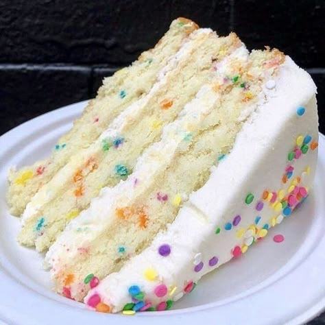 #followme #kyasialecole #foodie #food #foodblog #foodporn #dessert #lifestyle #blogging #blog #blogger Luxury Sweets, Food Dessert Aesthetic, Minuman Starbucks, Gluten Free Low Fodmap, Princess Food, Still Awake, How Much Sugar, Fairy Bread, Confetti Cake