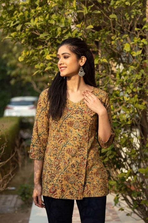 Kalamkari Tunic Tops, Ikkat Short Kurti Designs, Neck Design For Short Kurti, Short Kurti Patterns Cotton, Kalamkari Tops For Jeans, Kalamkari Short Kurti, V Neck Short Kurti, Jeans Kurti Style Tunic Tops, Short Kurtis For Jeans Cotton